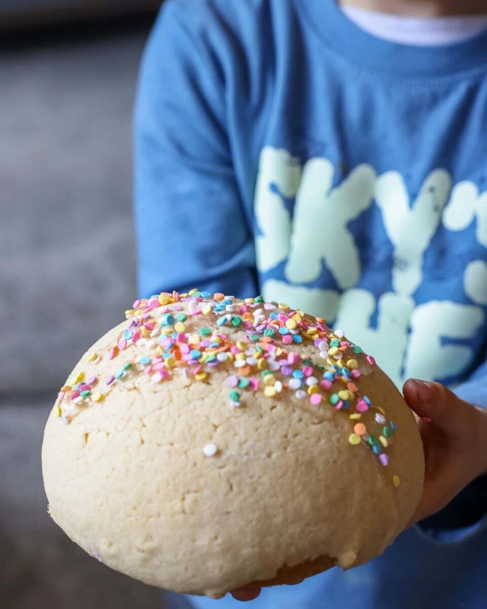 El plan perfecto para el finde es preparar un ‘birthday cake’ con tus peques y aquí te pasamos una receta que seguro no han probado