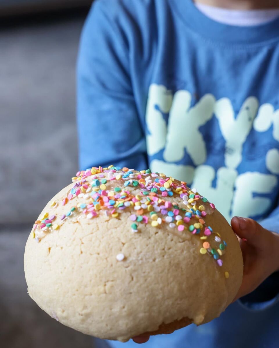 Receta de la concha birthday cake del restaurante Aromas 