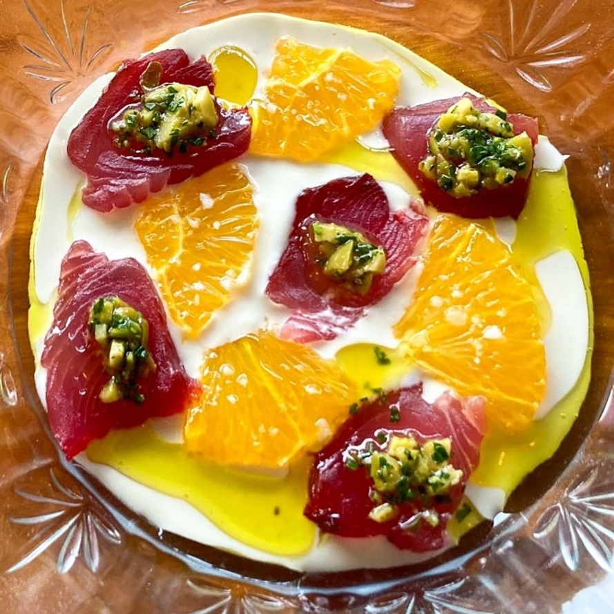 Atún crudo, ajo blanco, naranja, aceituna verde de vacaciones restaurante