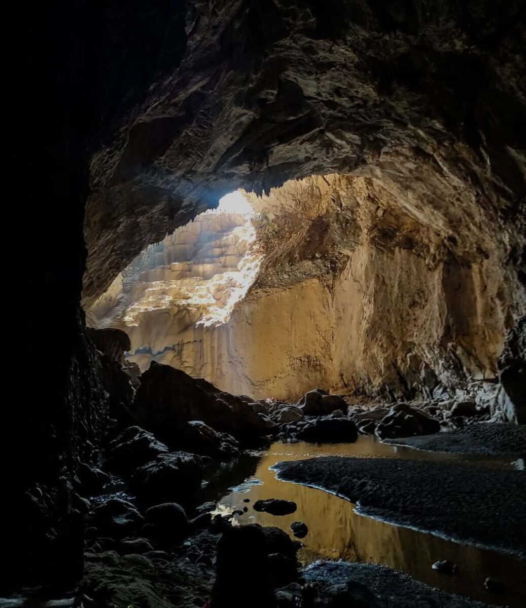 Duerme adentro de un cueva subterránea junto a un río (a 3 horas de la CDMX)