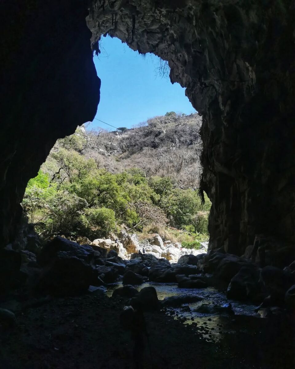 El río el Chonta se puede explorar y se puede dormir bajo la cueva que lo resguarda 