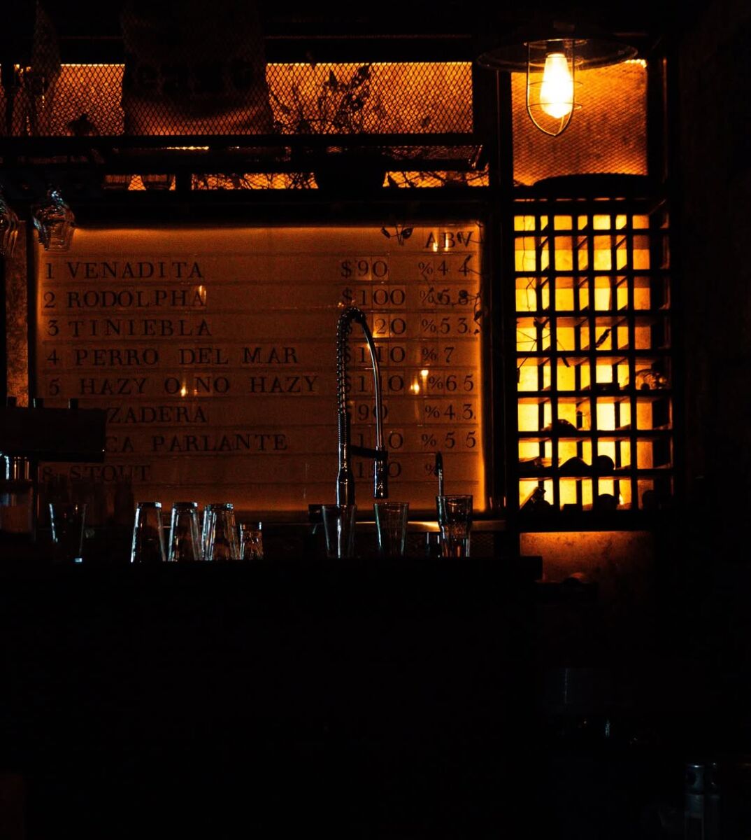 Búnker es un bar de cerveza artesanal que te transporta a un búnker subterráneo del año 1945