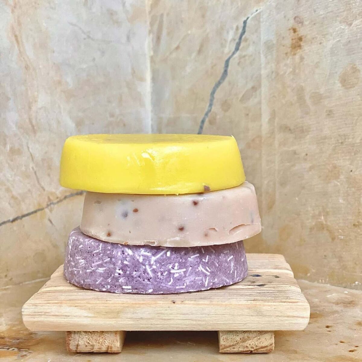 5 tiendas ‘online’ para comprar shampoos en barra que te dejan el cabello delicioso sin usar químicos que dañan tu salud