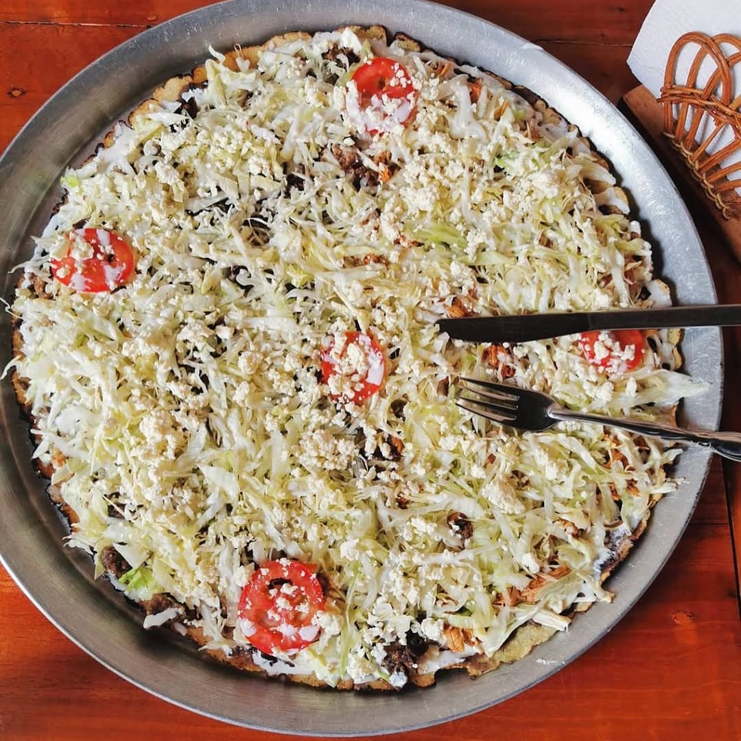 ‘Pishul’ es un plato típico de Tapijulapa y es una es una tostada de maíz cubierta con frijoles refritos