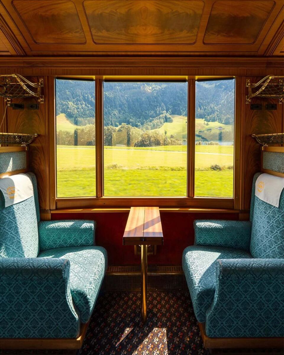 Aún puedes viajar a bordo de un lujoso tren de época y admirar preciosos pueblos, lagos y viñedos 