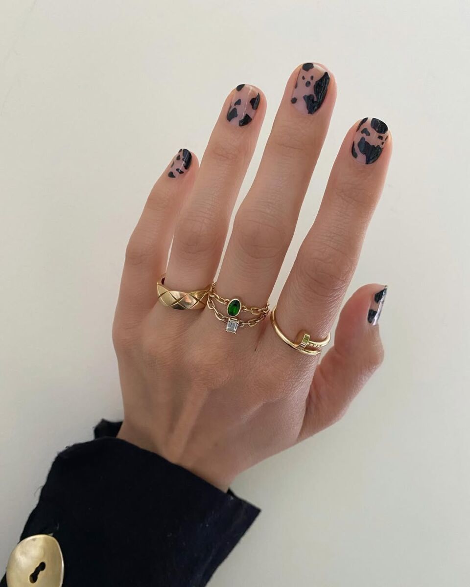 Las uñas animal print son el diseño que más se llevará en la manicura otoño 2025