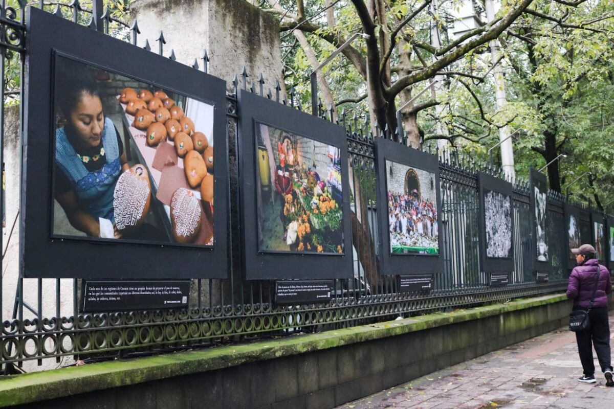 Exposición fotográfica del Día de Muertos en las rejas de Chapultepec 