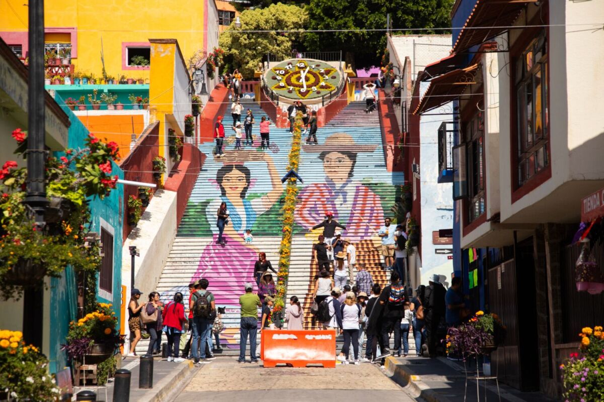 Atlixco es famoso por sus tapetes florales y sus catrinas monumentales que se colocan previo al Día de Muertos 