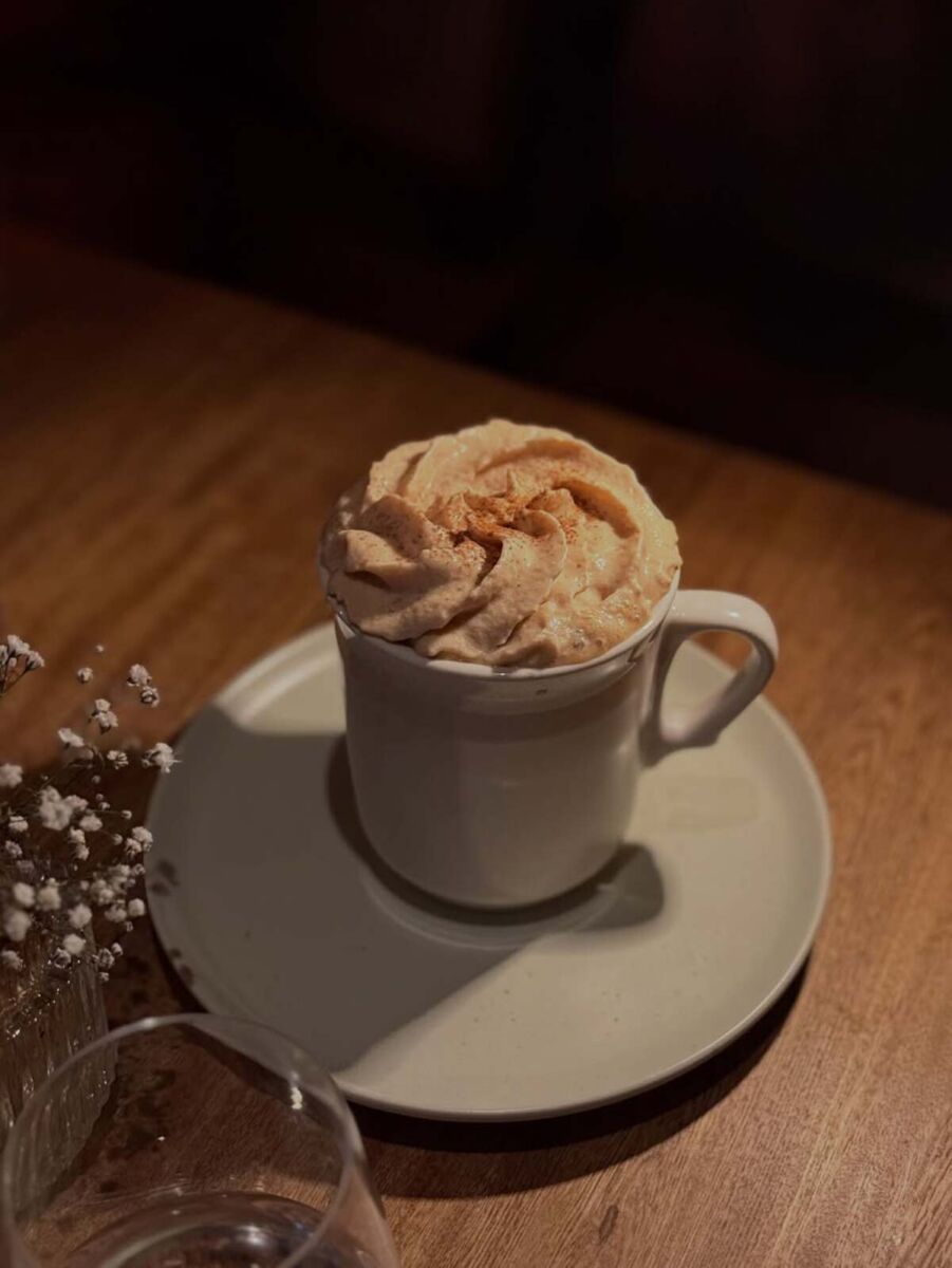 Más allá del pumpkin spice: estas son nuestras bebidas favoritas para disfrutar en otoño (y nuestros lugares favoritos para tomarlas)