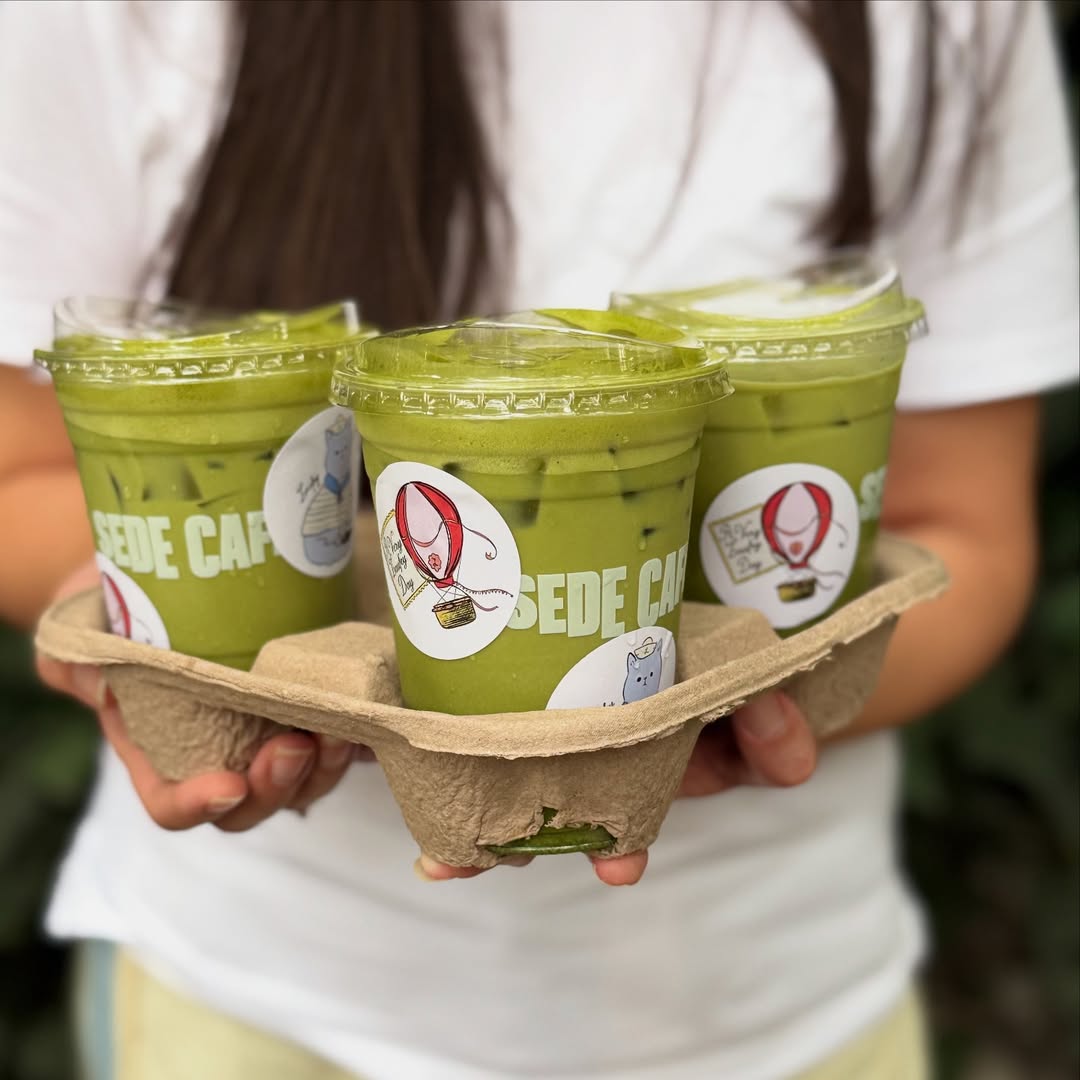 Matcha latte con leche de avena y miel.