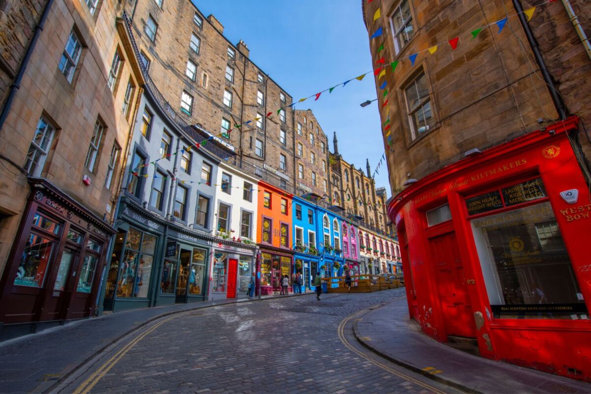 La Calle Victoria es una de las calles más bonitas y antiguas de Edimburgo, Escocia