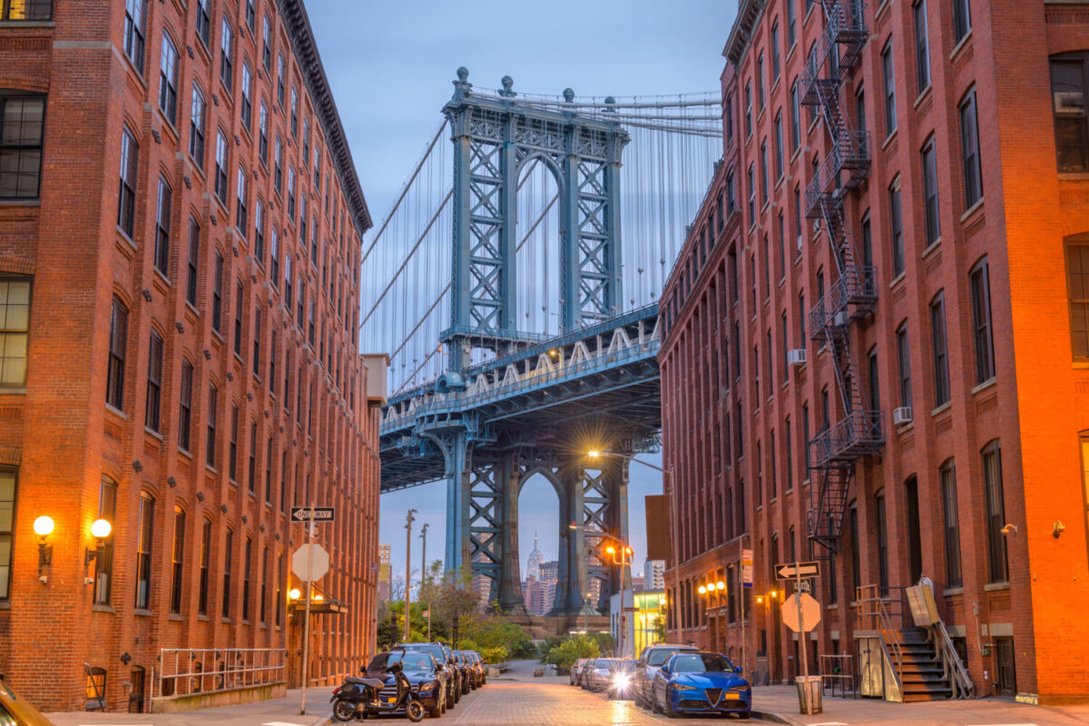 Washington Street es la calle que ofrece hermosas postales del Puente de Manhattan 