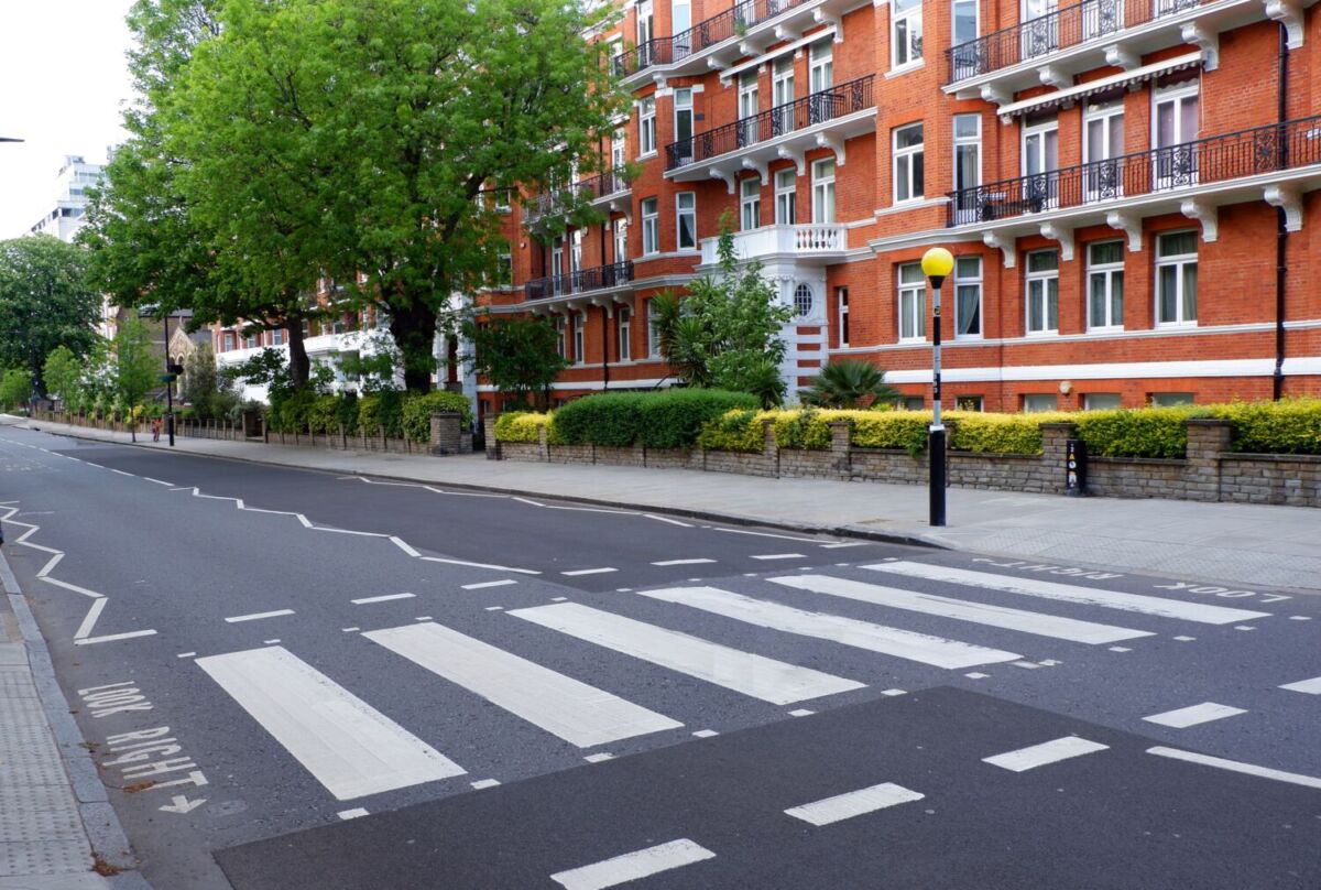 Abbey Road es la famosa calle que cruzaron The Beatles en el álbum Abbey Road 