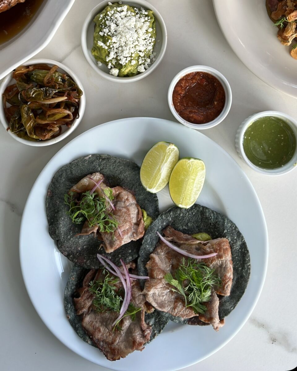 El chef Alejandro Cuatepotzo propone una cocina mexicana para el menú, desde botanas hasta platos fuertes 