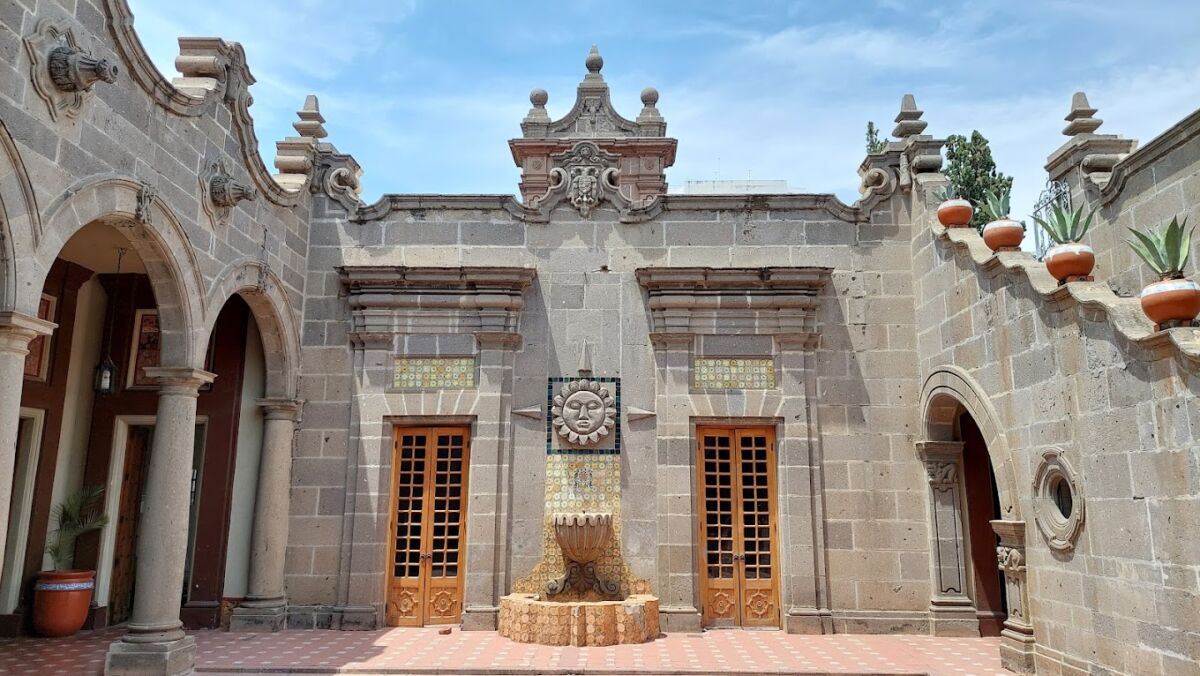 Casa Zuno es una casa histórica en Guadalajara, pues se construyo hace 105 años 