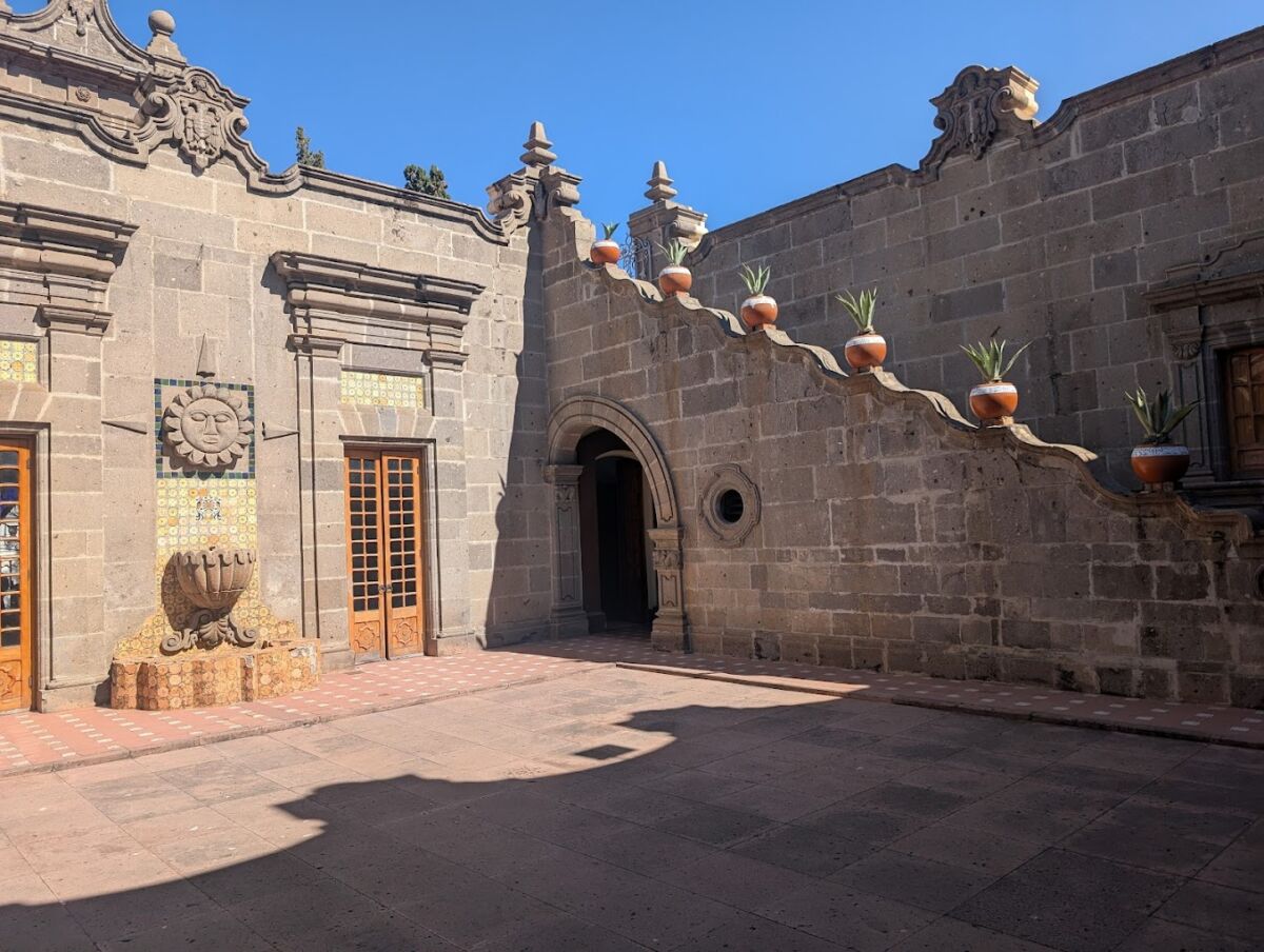 Casa Zuno está construida con piedra volcánica y cantera 