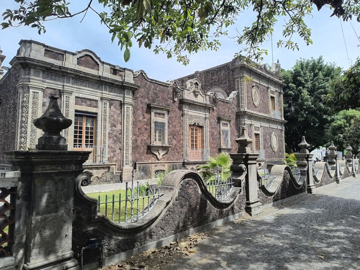 Esta casa de piedra volcánica es una de las construcciones más antiguas de Guadalajara y es Patrimonio Cultural de la Ciudad y del Estado 