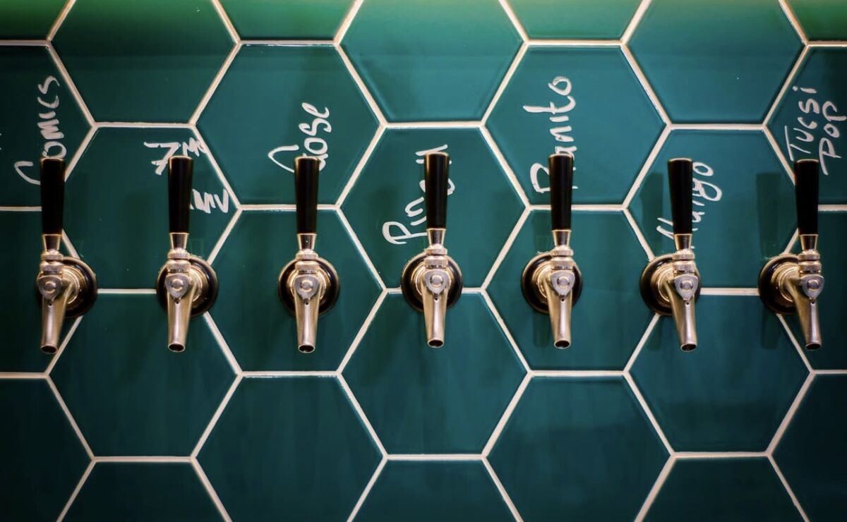 Falling Piano Brewing Co. está vendiendo cerveza artesanal de pan de muerto 