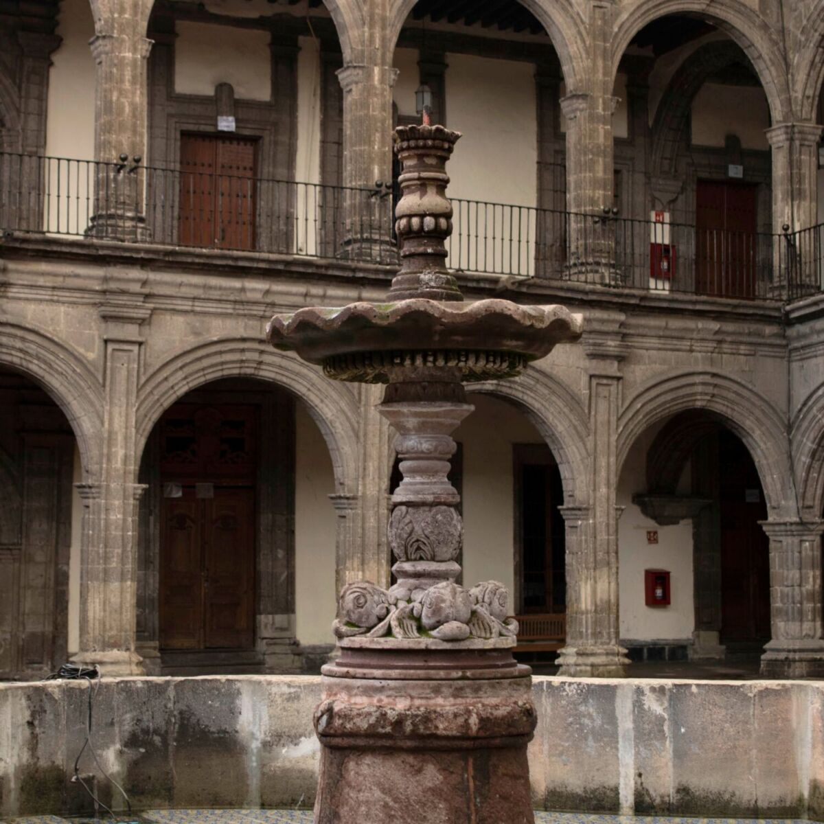 A Josefa Ortíz se le conoce como La Corregidora de Querétaro, pero de niña vivió en la CDMX y estudió en un colegio de enormes muros de piedra que todavía existe