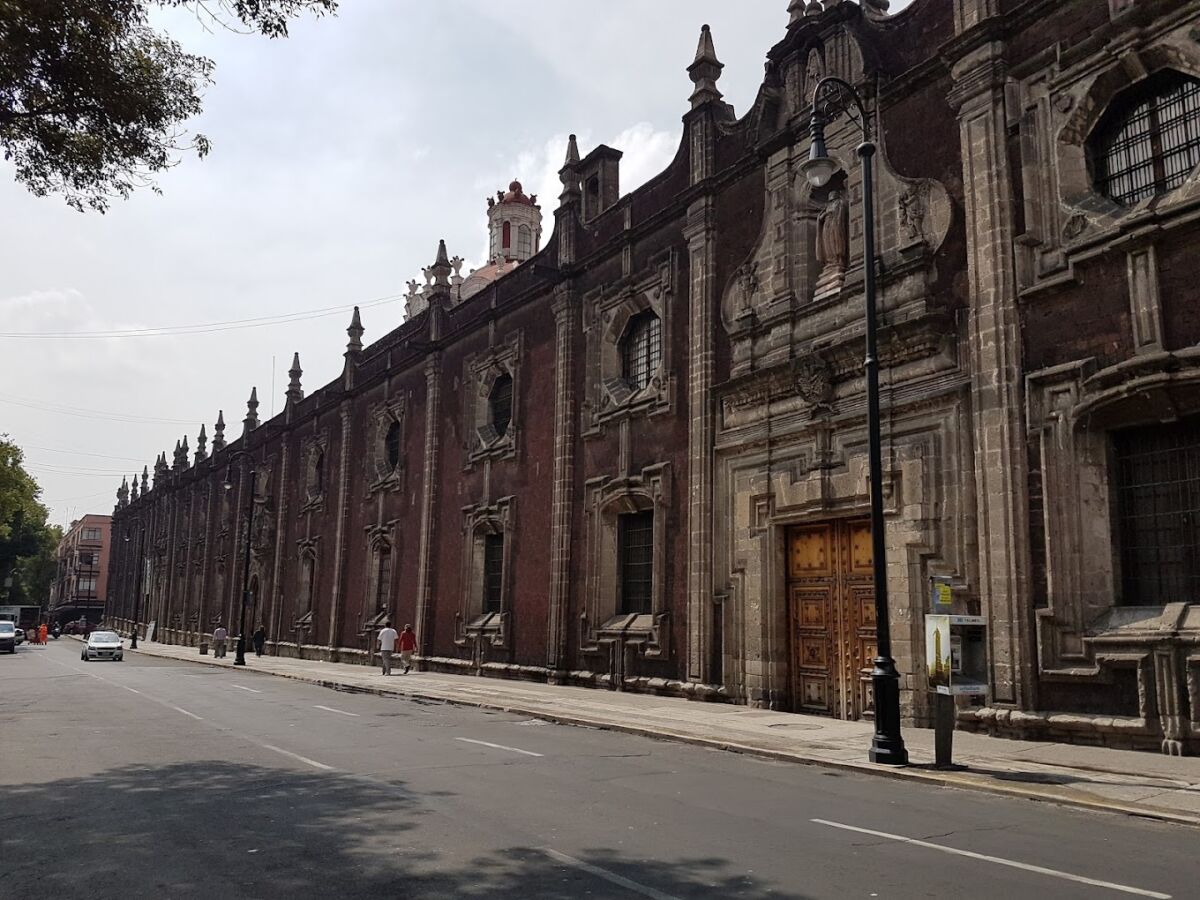 Fachada de cantera del Colegio Vizcaínas