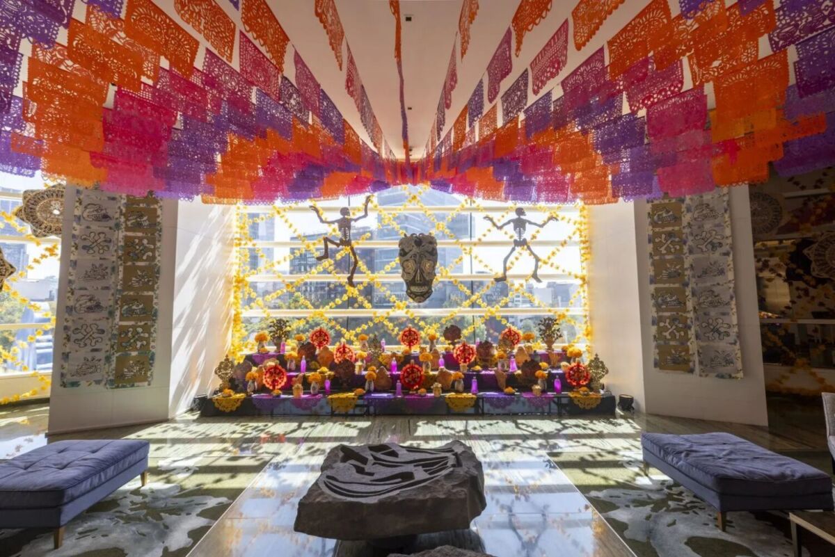 Instalación de Día de Muertos en el Hotel St Regis