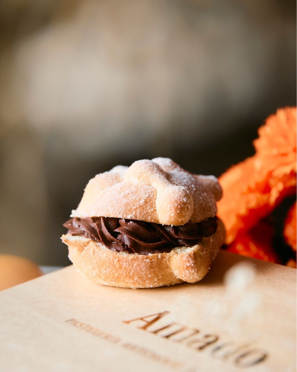 Pan de muerto con chocolate