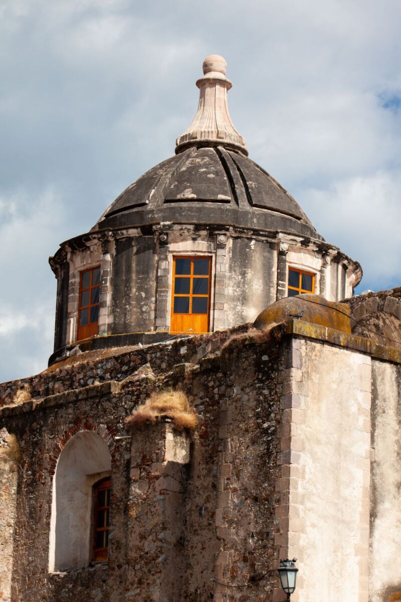 Dicen que en este antiguo convento de Taxco aún se escucha a los frailes franciscanos susurrar sus oraciones 