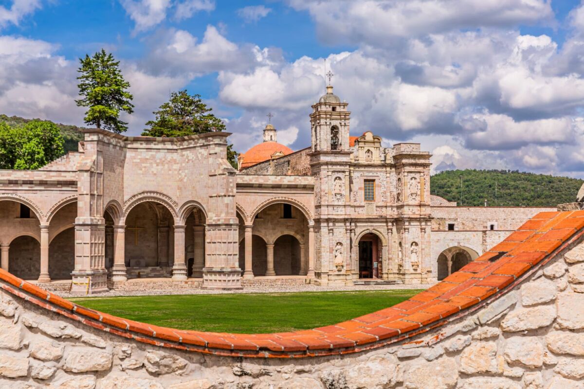 El Ex Convento de San Pedro y San Pablo se ubica en el Pueblo Mágico de Teposcolula, Oaxaca 