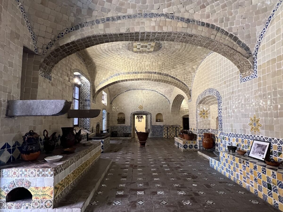 Se dice que en este convento la monja Sor Andrea de la Asunción creó el mole poblano. 
