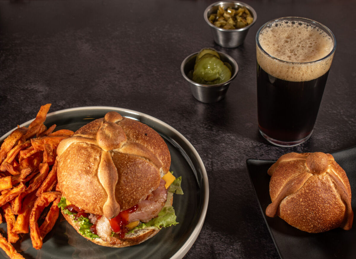 Dónde comer hamburguesas con pan de muerto en CDMX