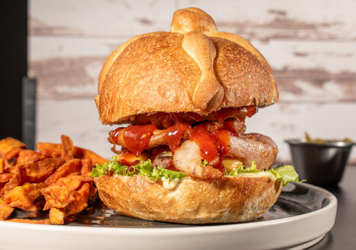 ¿Hamburguesas con pan de muerto? 4 restaurantes en CDMX donde puedes probarla 