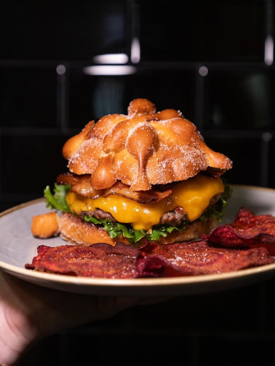 En Connors hay una hambreas de pan de muerto servida con  brisket premium cocinado al carbón, tocino y queso cheddar