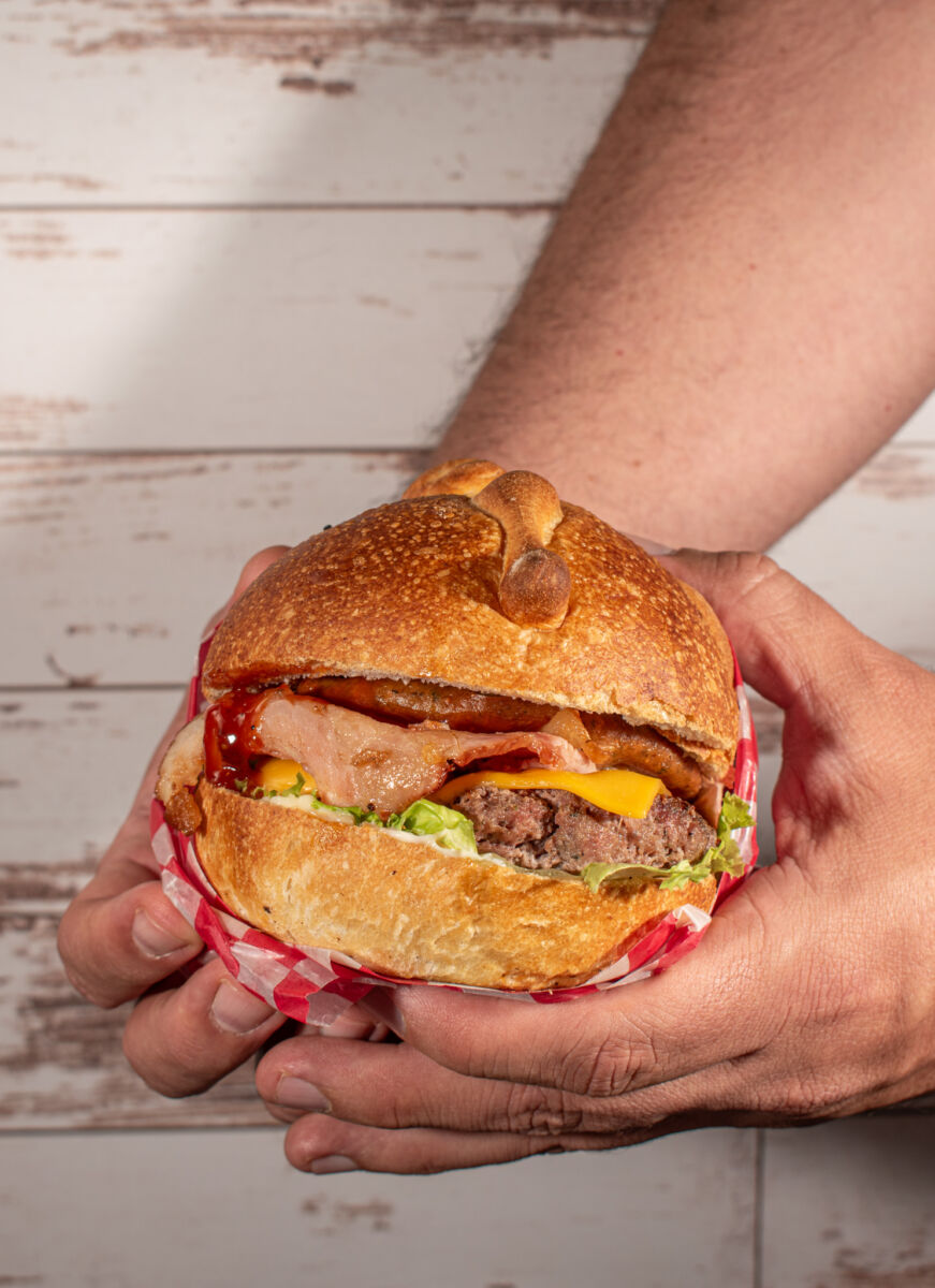 hamburguesas con bollo en forma de pan de muerto de open house burgers