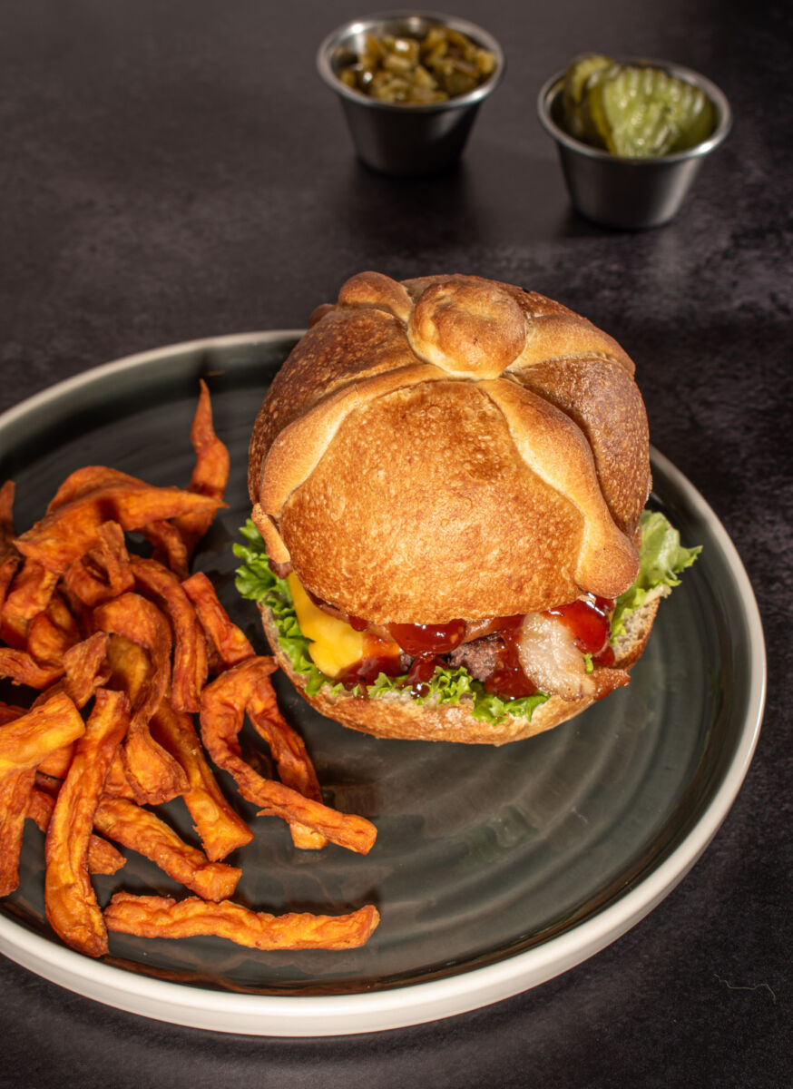 hamburguesas con bollo en forma de pan de muerto de open house burgers