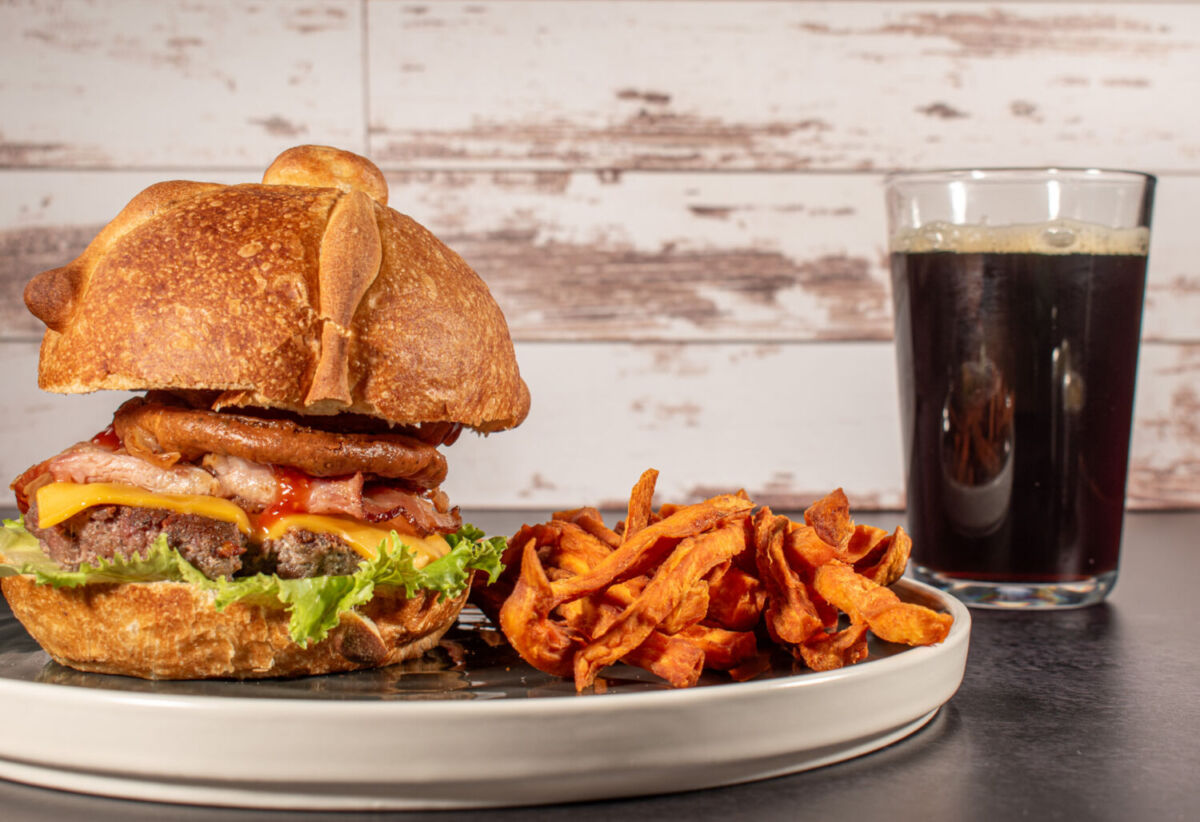hamburguesas con bollo en forma de pan de muerto de open house burgers y cerveza "ofrenda cósmica" de cervecería obni