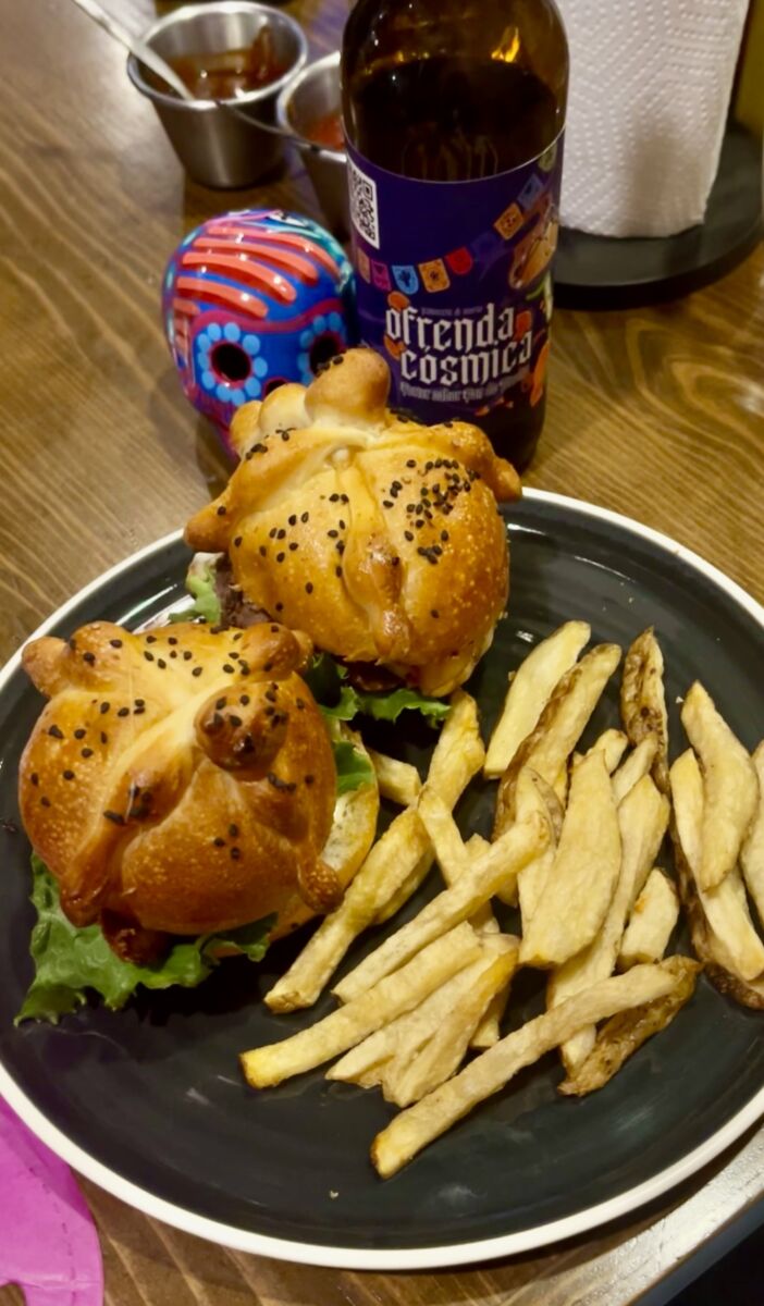 versión mini de las hamburguesas con bollo en forma de pan de muerto de open house burgers
