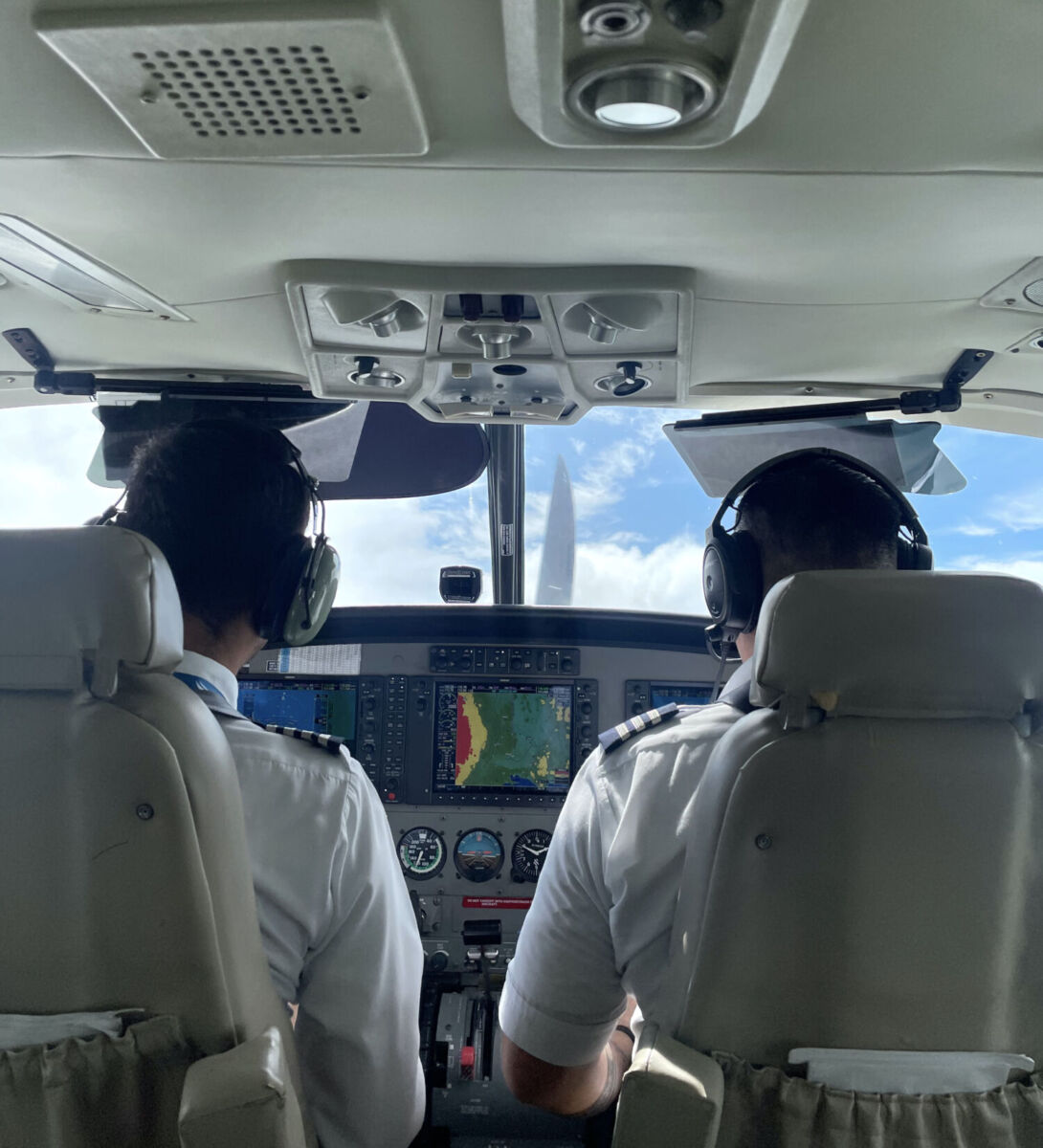 Vista desde el interior de una avioneta Sansa en Costa Rica