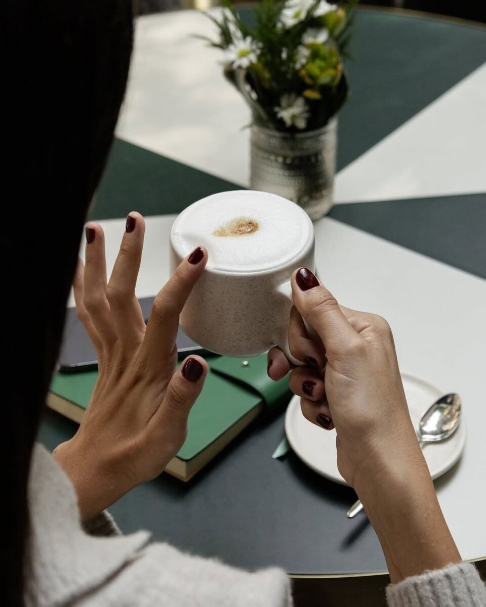 pan de muerto y chocolate caliente del hotel kimpton virgilio