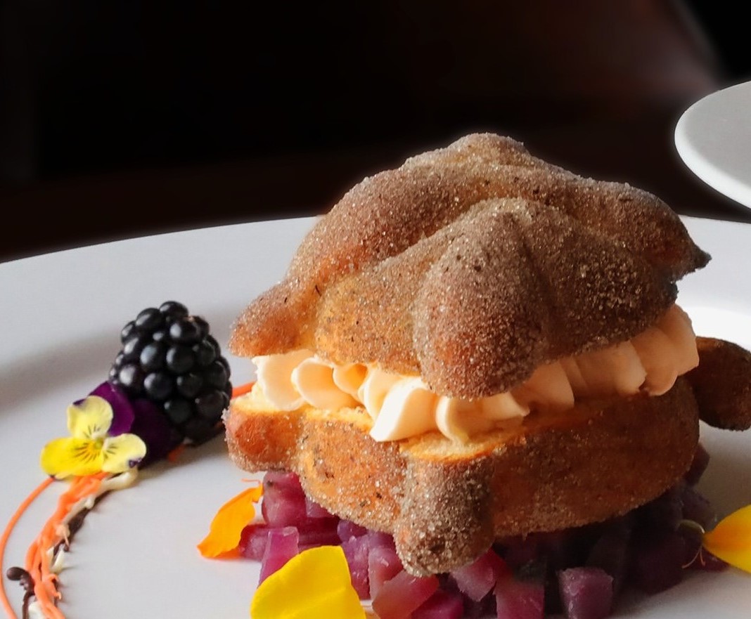 pan de muerto relleno del gran hotel de la ciudad de méxico