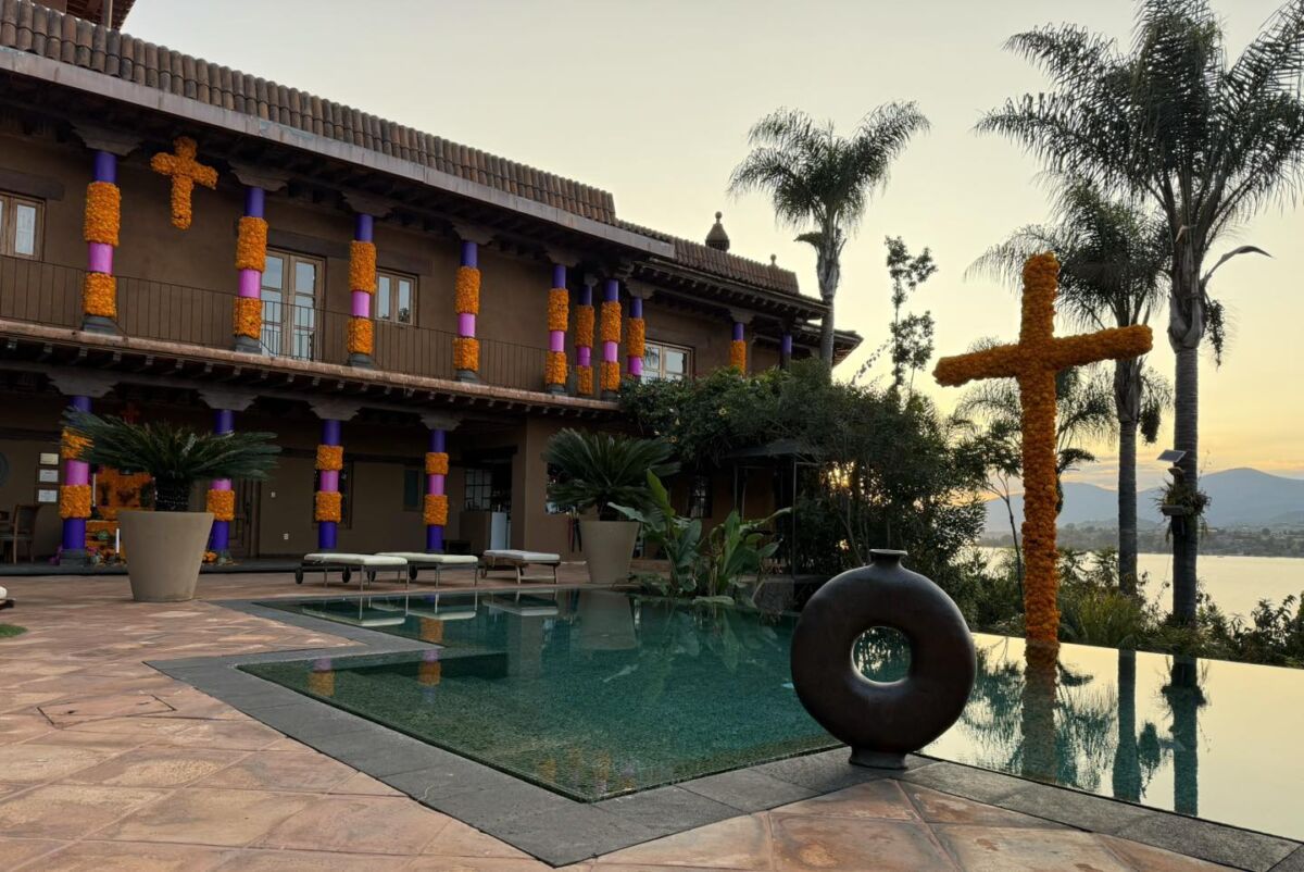 hotel con alberca junto al lago de pátzcuaro