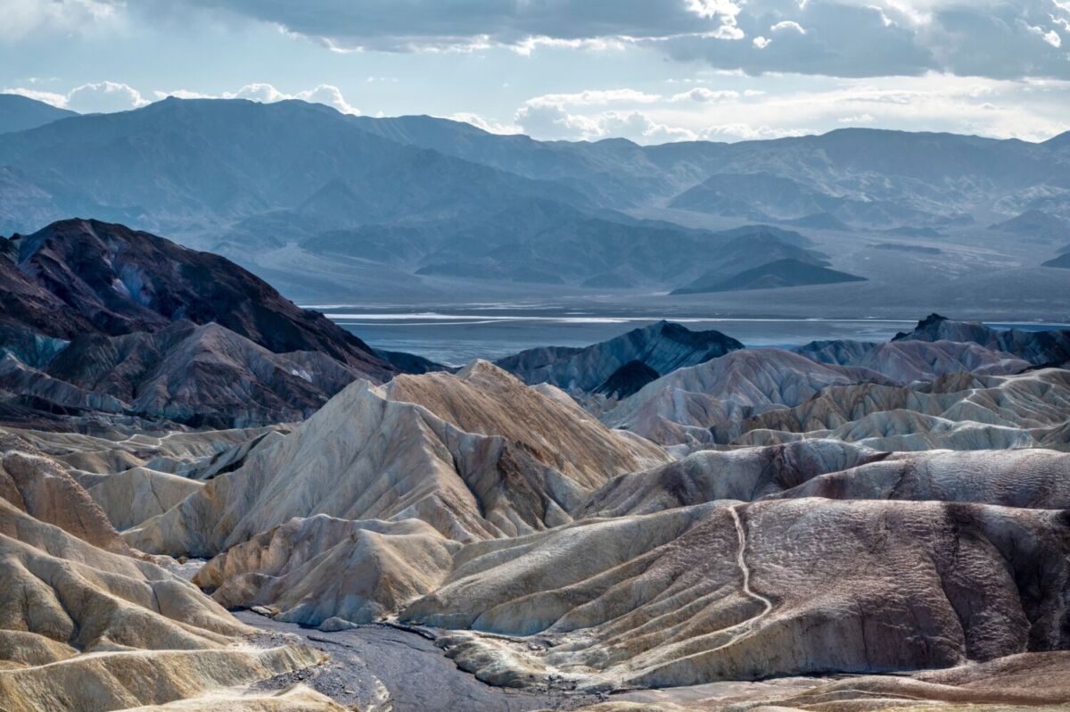 El Valle de la Muerte se ubica al sur de California muy cerca de Nevada 