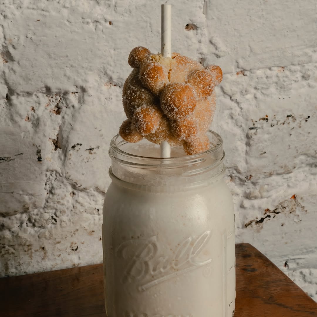Esta malteada de pan de muerto está hecha con helado de pan de muerto 