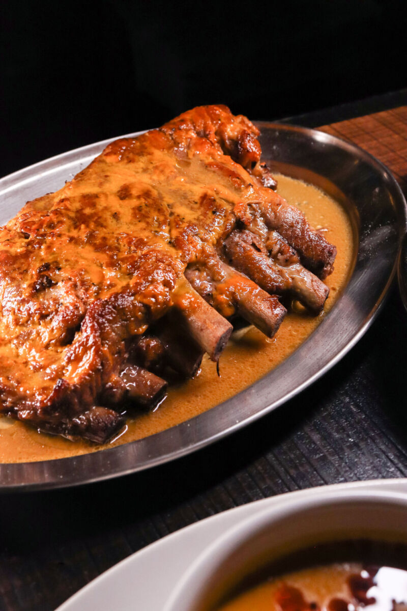 Este costillar de cerdo está bañado en salsa de tamarindo