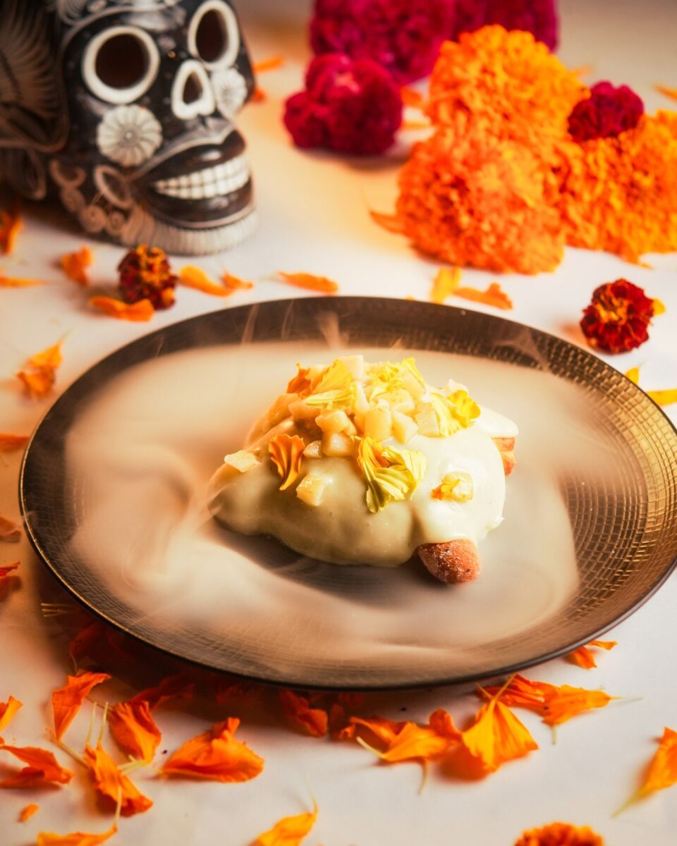 Pan de muerto relleno de guayaba y cubierto con chocolate blanco
