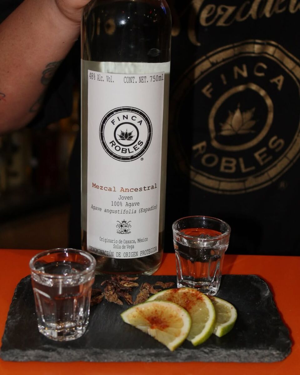 Mezcalería Finca Robles 
se ubica dentro del Mercado Roma 