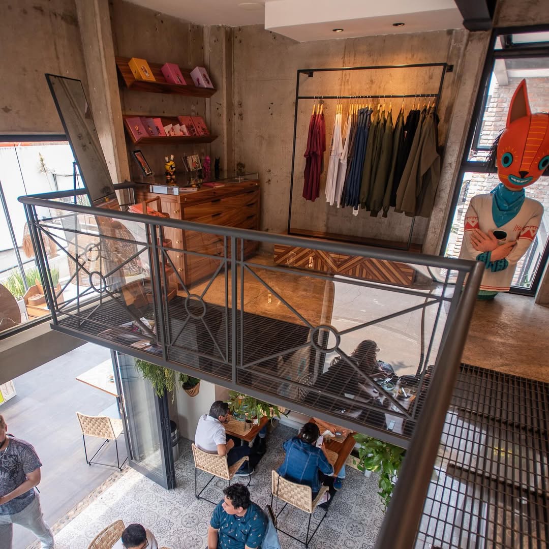 Restaurante, galeria de arte y tienda 