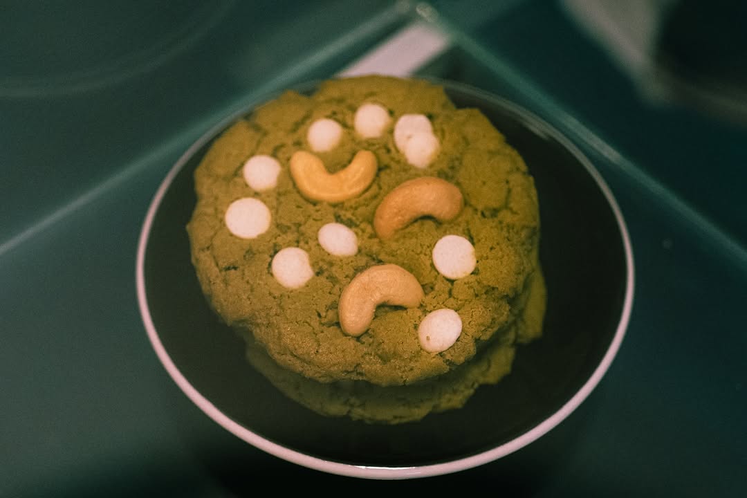 Galletas de matcha, chocolate blanco y nuez de la india