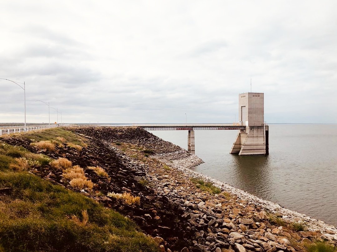 Presa Falcón además de dividir a México con Estados Unidos, funge como un destino importante para la pesca deportiva.