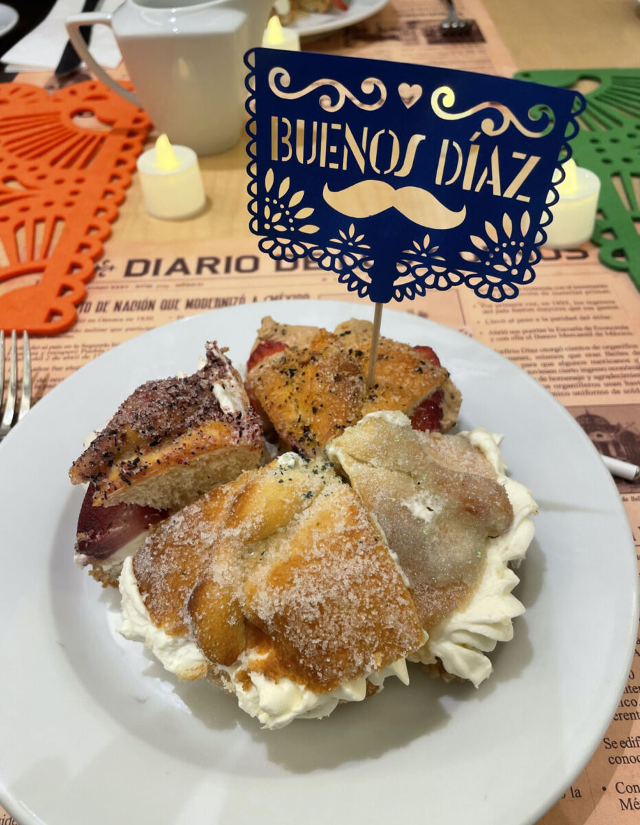 Pan de muerto en Buenos Díaz Cafetería