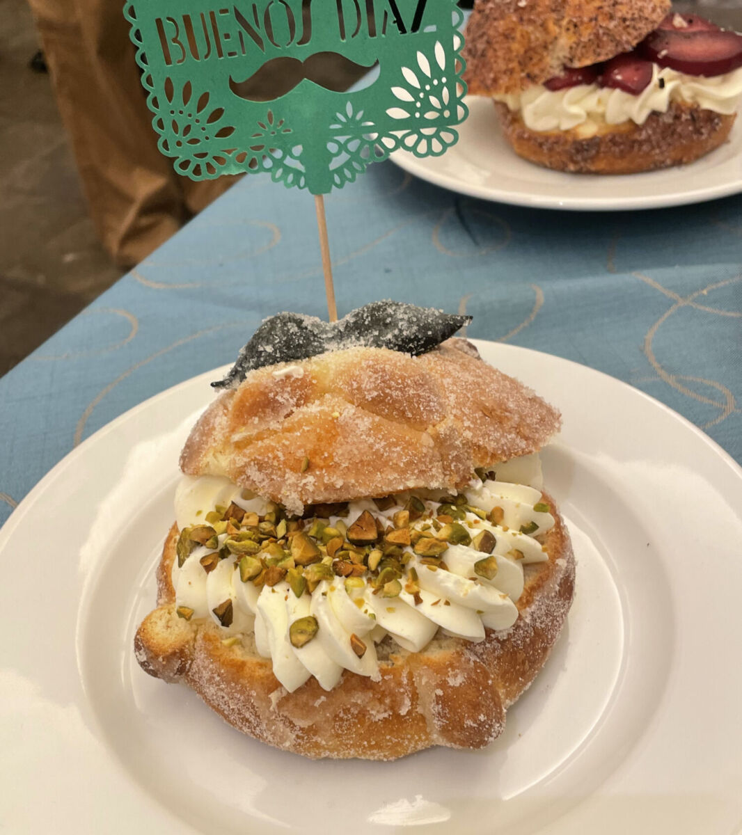 Pan de muerto en Buenos Díaz Cafetería